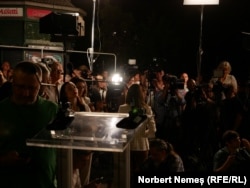 Seara, cu câteva minute înainte ca Nicușor Dan să sosească în locația de unde a urmărit rezultatele preliminare.