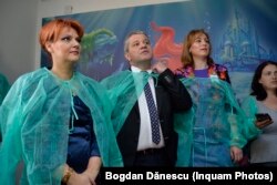 Primarul Craiovei, Olguța Vasilescu, în 2017, în calitate de ministru al Muncii, la o vizită a fostului ministru al Sănătății, Florian Bodog, la spitalul municipal construit în Craiova.