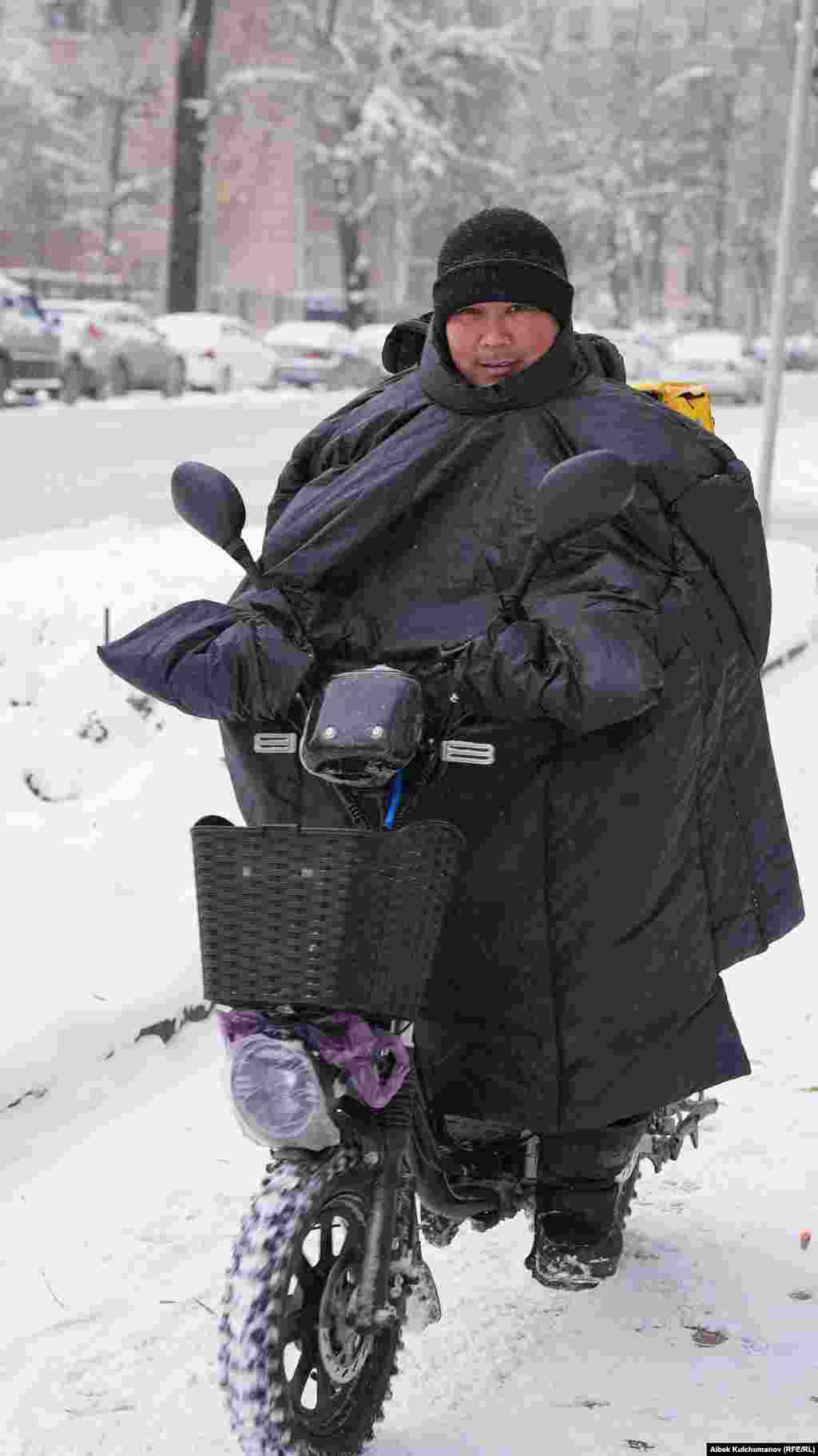 Сильные холода в Бишкеке значительно соложнили работу курьеров.