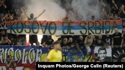 Un grup de ultrași a afișat la meciul de fotbal România - Kosovo de marți un banner cu inscripția „Kosovo je Srbija” (Kosovo e Serbia). Paradoxal, mesajul are un corespondent în poziția României față de Kosovo, a cărei independență nu o recunaște.