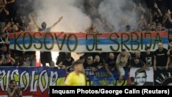 Pano me mbishkrime "Kosova është Serbi" të shpalosura nga tifozët rumunë gjatë ndeshjes Rumani-Kosovë. Bukuresht, 12 shtator 2023. 