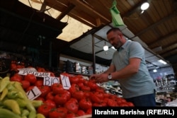 Shaban Bislimi, shitës perimesh në Tregun e Gjelbër në Prishtinë.