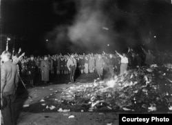 წიგნების დაწვა სექსუალური მეცნიერებების ინსტიტუტის შენობასთან. 1933 წელი