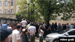 ე.წ. აპარტამენტების კანონის მოწინააღმდეგეები სოხუმში, აფხაზეთის დე ფაქტო პარლამენტთან 17 ივლისს გამართულ აქციაზე