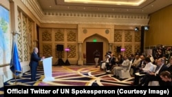 د ملګرو ملتونو مشر انتونیو ګوتېرېش د مې پر دویمه په دوحه تر غونډې وروسته خبریالانو ته معلومات ورکوي.