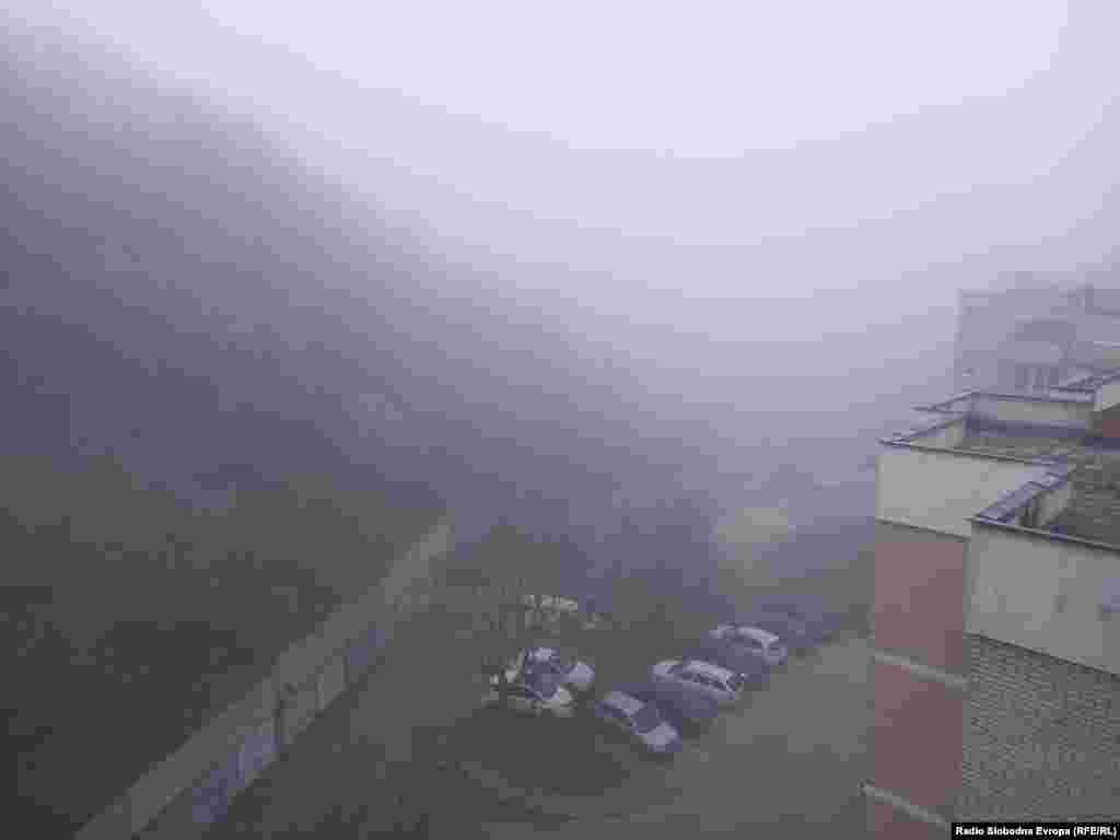 Jedno od sarajevskih naselja, pogled na parking.