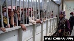 تعدادی از افراد معتاد که توسط طالبان بازداشت و در یک محل نگهداری میشوند