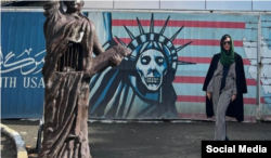 Pornofilmleriň aktrisasy Uitni Raýt ABŞ-nyň Tährandaky gabalyp saklanan ilçihanasynyň alnynda