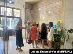 Fatmir Bytyçi dhe familja e tij gjatë vizitës në Kuvend.