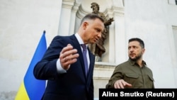 Президент України Володимир Зеленський (праворуч) і президент Польщі Анджей Дуда під час вшанування жертв Волинської трагедії. Луцьк, 9 липня 2023 року