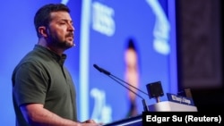 Украинанын президенти Владимир Зеленский Сингапурдагы Шангри-Ла диалогунда сүйлөп жатат.