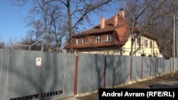 Vila de la Snagov care a aparținut proprietarului fabricii Adesgo (din București) a fost, după război, mai întâi rechiziționată și apoi naționalizată.