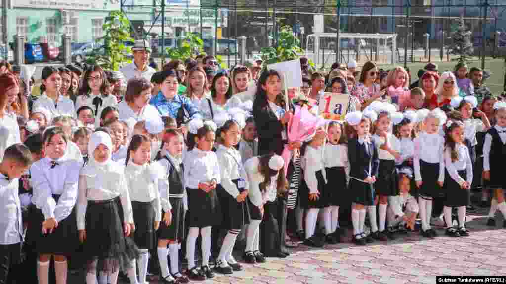 Кыргызстандагы 2333 мектепте 1,5 миллионго жакын окуучу билим алат. Башкача айтканда, өлкөдөгү дээрлик ар бир төртүнчү тургун мектеп окуучусу.&nbsp;