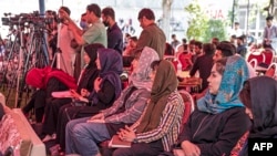 پر افغانستان د طالبانو تر واکمنۍ وروسته نېږدې ۲۰۰ خبریالان او د رسنیو کارکونکي پاکستان ته کډه شوي دي ـ پخوانی انځور.