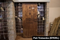 Казакстандагы тоталитардык жазалоого кабылгандарга арналган "АЛЖИР" музейиндеги бир көрүнүш. 28-май, 2024-жыл.