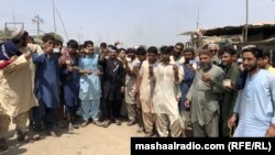 د کراچۍ په کډوالو کمپ کې افغان کډوال خپل کارډونه ښيي