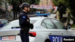 Një pjesëtar i Policisë së Kosovës pranë një veture policore në veri të Kosovës. (Fotografi ilustruese nga arkivi)