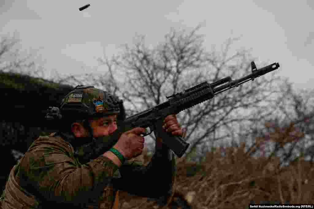 У небі виявляють &laquo;Ланцет&raquo;, поки &laquo;ЗУшка&raquo; виїжджає з укриття, всі присутні військові відкривають вогонь зі стрілецької зброї