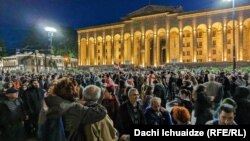 Վրաստան - «Օտարերկրյա գործակալների» մասին օրինագծի դեմ բողոքի հանրահավաք խորհրդարանի շենքի դիմաց, Թբիլիսի, մայիս, 2024թ.