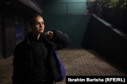 Pranvera Selimi para se të niset për të vrapuar në Parkun e Gërmisë në Prishtinë.