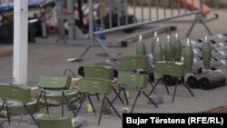 Armë, automjete, municione dhe gjësende të tjera të konfiskuara në Banjskë të Zveçanit u ekspozuan gjatë një konference për media të Policisë së Kosovës më 25 shtator 2023.