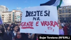 Një slogan në marshin në Prishtinë.