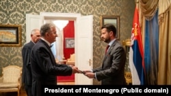 Predsjednik Crne Gore Jakov Milatović tokom ceremonije primopredaje akreditivnih pisama novoimenovanog ambasadora Srbije Nebojše Rodića. Cetinje, 1. februar 2024. 