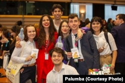 Parte din echipa Palumba, împreună cu mascota lor, porumbelul.