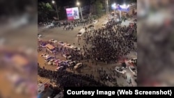 Бишкекте жыйналган жаштар. 18-майга караган түн. Бишкек, Кыргызстан.