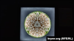 "Tarpan" qalqanınıñ örnegi Drezden silâ palatasında (Almaniya) saqlı turğan 18-nci asırnıñ birinci yarısına ait at egerindeki asıl tarihiy örnek esasında azırlanğan