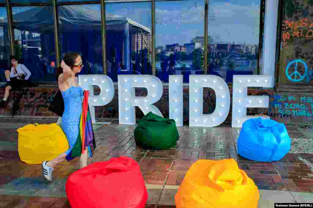 Në parada vazhdimisht është bërë thirrje që të lejohet martesa midis personave me gjini të njëjtë - gjë të cilën në Kosovë e lejon Kushtetuta, por jo edhe Kodi Civil i Kosovës dhe Ligji për Familjen.