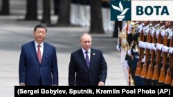 Presidenti kinez, Xi Jinping (majtas), dhe homologu i tij rus, Vladimir Putin, në Pekin. Fotografi nga arkivi.