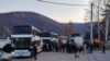 Banorët serbë të Kosovës janë nisur  drejt Serbisë me autobusë dhe makina private. Në fotografi shihen banorët e organizuar në Mitrovicë të Veriut.