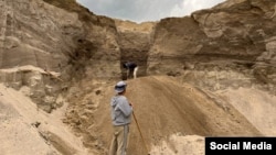 Табылган сөөктү казуу учуру.