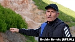 Ylber Hoxha, banor i Shalës së Lipjanit që po ankohet për gurthyesin në afërsi të fshatit.