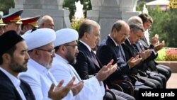 Президент Шавкат Мирзиёев, муфтий Нуриддин Халикназаров, премьер-министр Абдулла Арипов жана башка расмий адамдар Ташкенттин "Шейиттер" проспектисинде өткөн салтанаттa. 31-август, 2023-жыл