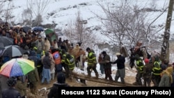 په سوات کې د ژغورنې ادارې کارکوونکي او ځايي اوسېدونکي پر یو کور د واورین کمر نړېدو تر پېښې وروسته لاندې شوي کسان باسي - د مارچ درېیمې انځور.