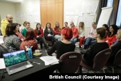 Profesorii învață cum să predea limba română ca limbă străină.