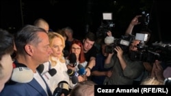 Urmăriți de jurnaliști, Gabriela Firea și primarul sectorului 4, Daniel Băluță, părăseau incinta PSD pe 10 iunie 2024. Deși pierdea atunci, Firea obținea mai multe voturi față de cât a reușit Daniel Băluță pe 7 decembrie 2025.