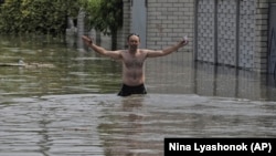 Масовни евакуации по пробивањето на украинската брана Нова Каховка