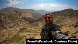 دا تصویر د هغه له فیسبوک پاڼې اخیستل شوی دی چې ده په ایران کې اخیستی وو. 