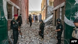 سږ کال د جولای پر ۲۰مه په باړه کې تر بمې چاودنې وروسته امنیتي کسان د پېښې ځای ګوري - انځور له ارشيفه 