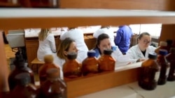 Învățători de clasele primare devin profesori de chimie