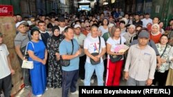 “Дордой Моторс” базарынын ЭТТК менен ЭЭФке каршы акцияга чыккан соодагерлери. 10-июнь, 2024-жыл.