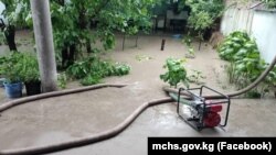 Өзгөн шаарында турак үйдүн короосун каптаган сууну сордуруу учуру. 18-май, 2024-жыл.