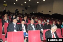 Четин Жумагулов (2-катарда солдон төртүнчү) эл аралык илимий жыйында.