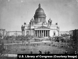 کلیسای جامع سنت ایزاک در سن پترزبورگ. ناصرالدین شاه در سفرنامه خود «کلیسای اسحق» را «از بناهای بسیار عالی» توصیف می‌کند