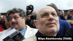 რუსი მწერლები ბორის აკუნინი (გრიგორი ჩხარტიშვილი) და დმიტრი ბიკოვი (უკანა ფონზე)