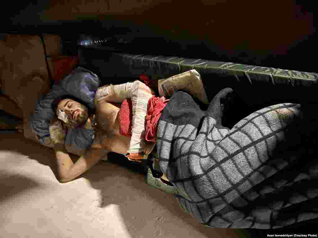 Azovstalde qırımlı yaralanğan arbiylerge yardım ete edi. Fotoresimde közüne ağır yaralanğan Milliy gvardiya zabiti Renat Musayev. Asannıñ aytqanına köre, o vaqıt olar, cenkçi sağ qalmaycaq, dep tüşüne ediler: onı tahliye etmege tırıştılar, lâkin tahliye tikuçarı sarılğan Mariupolge kelip olamadı. Amma arbiy em sağ qaldı, aynı zamanda esirlik, deñişim ve reabilitatsiyadan keçti, soñra ise Ukrayina Milliy gvardiyasınıñ saflarına qaytıp keldi