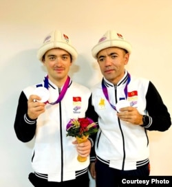 Жалалидин Абдувалиев (оңдо) коштоочусу Артём Шапилов менен сыйлоо аземинен кийин. Ханчжоу шаары. 23-октябрь, 2023-жыл.